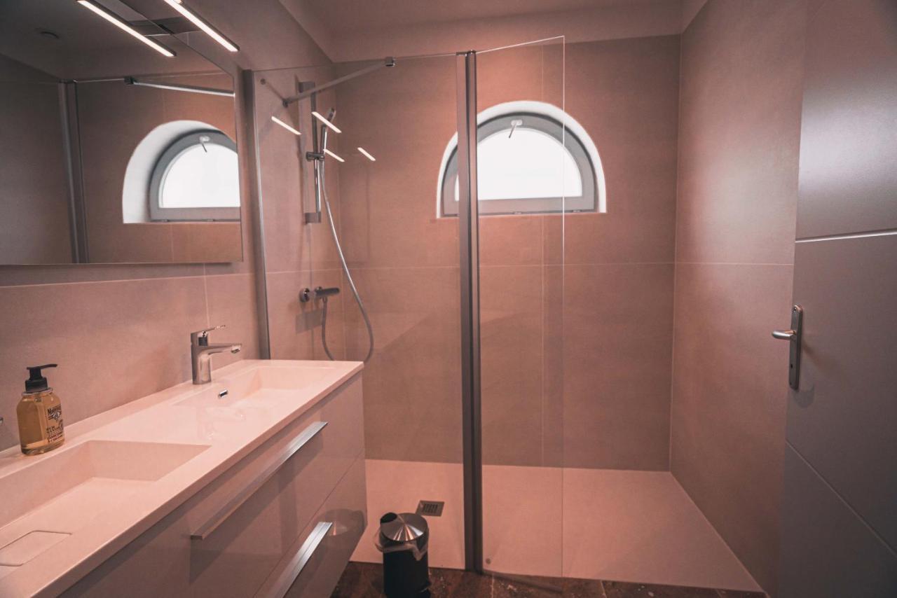 Appartement Avec Cour Privee Centre Ville Classe 4 Etoiles Remparts 1 لا روشيل المظهر الخارجي الصورة